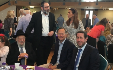 Matthew Offord MP with Rabbi Schochet at Mill Hill Broadway Synagogue 